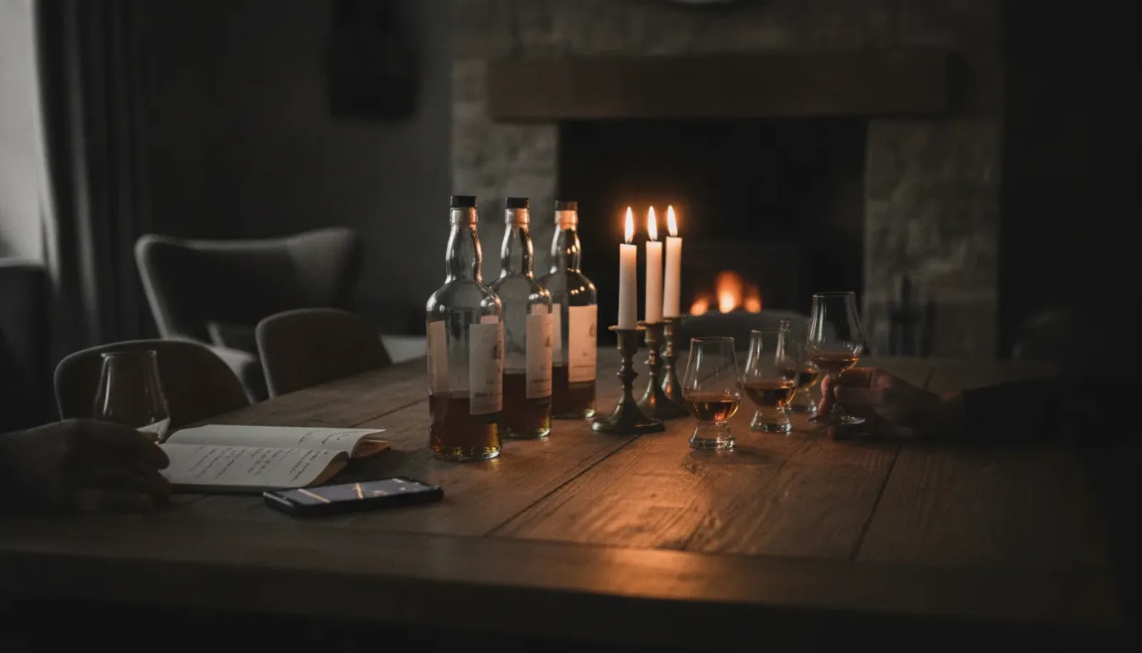 Samen whisky proeven aan een sfeervolle tafel